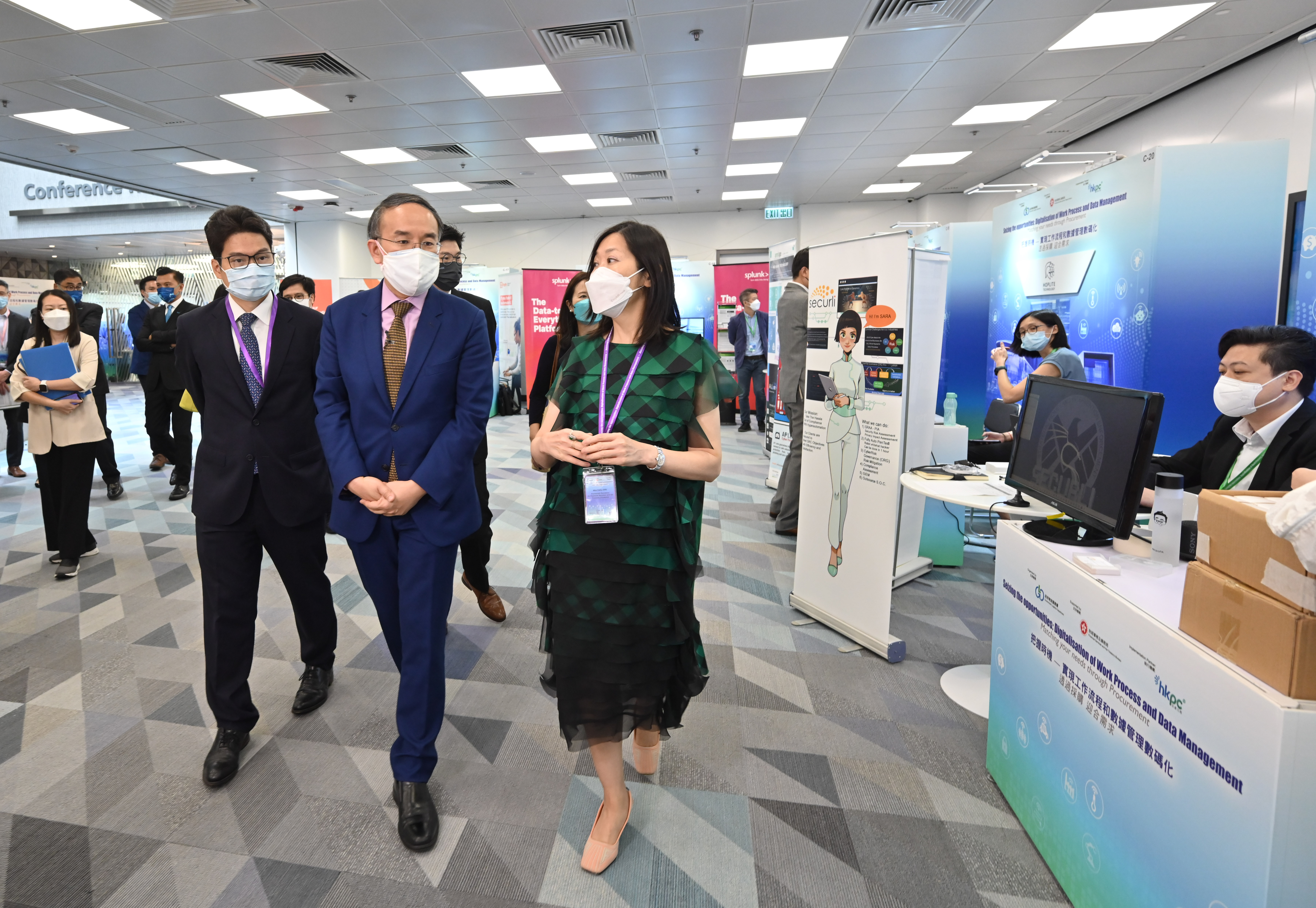 許正宇、朱曼鈴和陳浩濂參觀展覽的照片